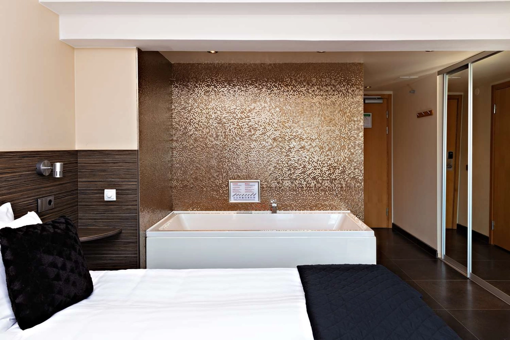 Queen Size bed with Jacuzzi