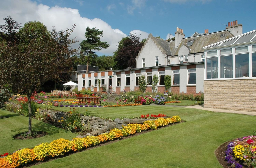 pitbauchlie house grounds and hotel
