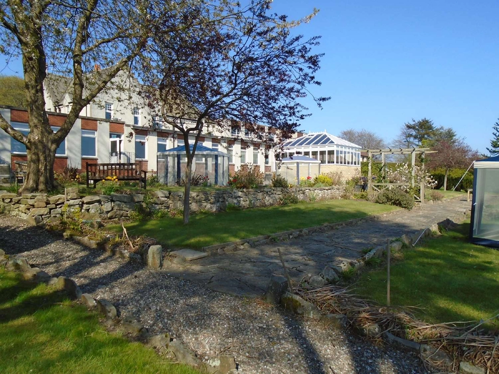 pitbauchlie house grounds and hotel