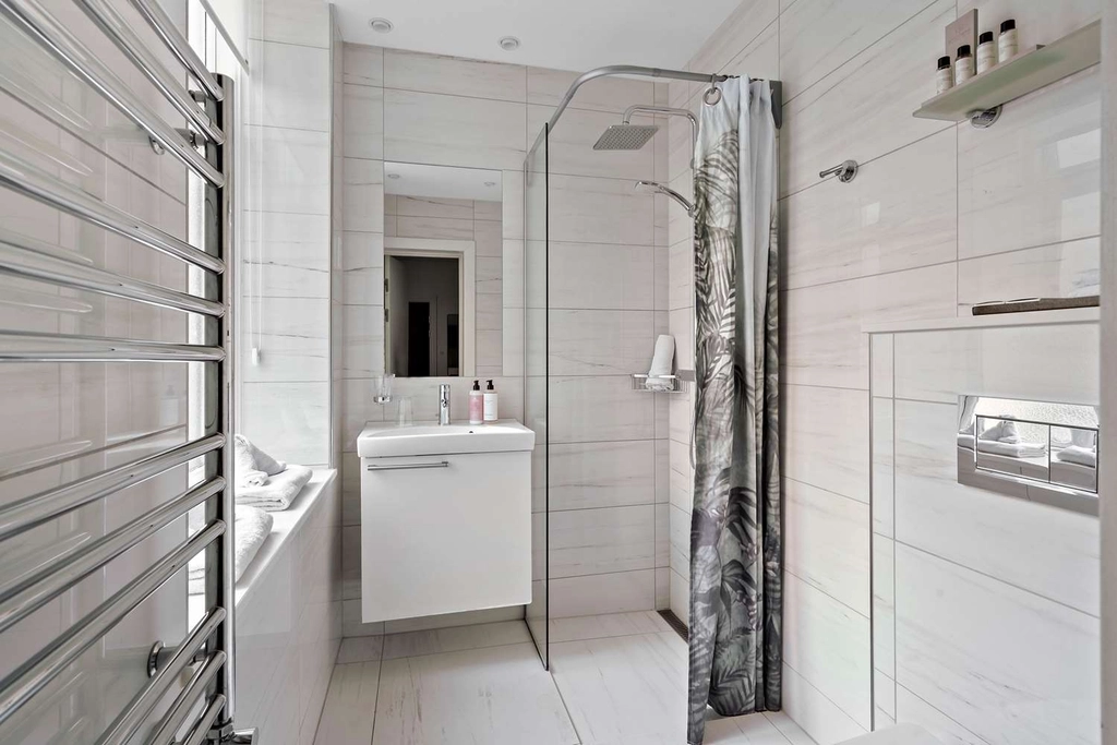 BW Hebron deluxe two single bathroom