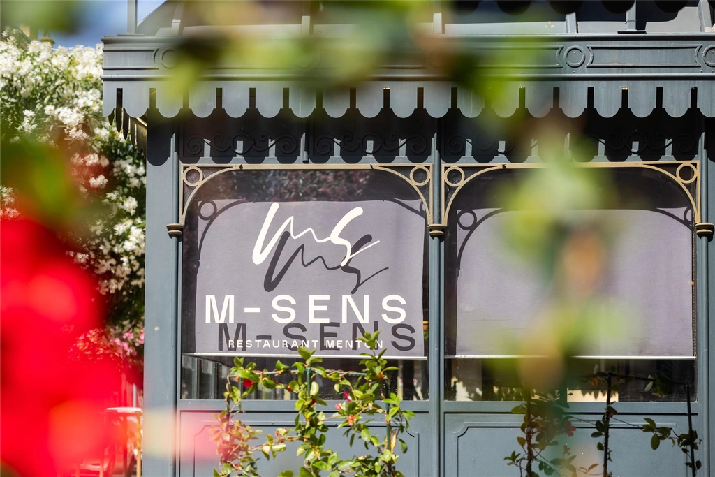 Entree exterieure restaurant M Sens
