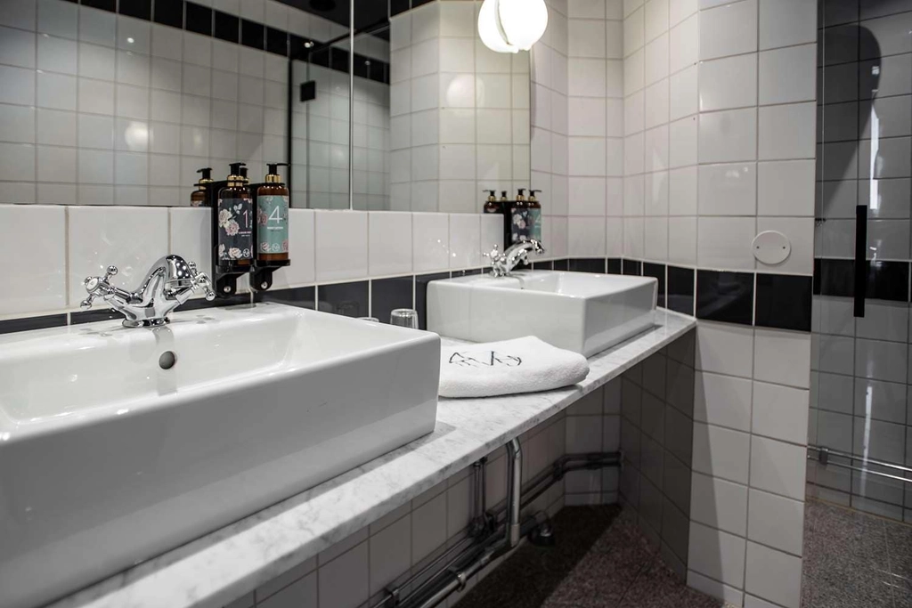 Junior Suite Bath
