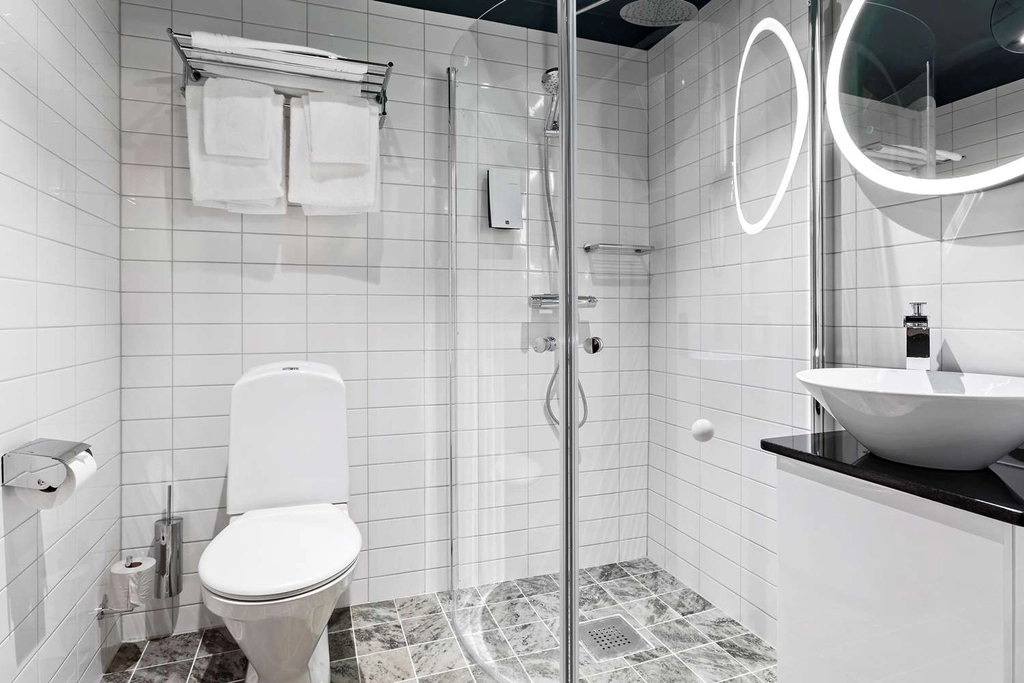 Guest room bath
