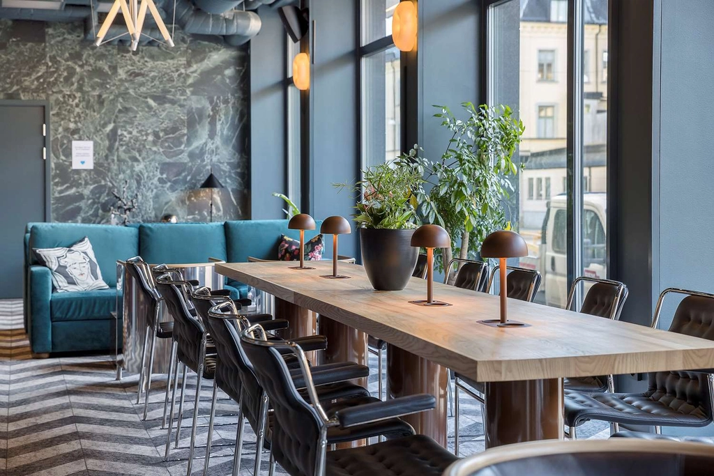 BW and hotel Linkoping community table in lounge